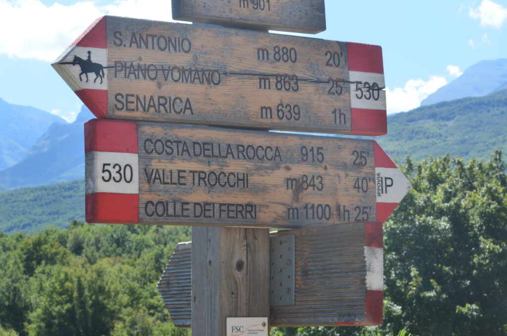 Segnaletica verticale dei sentieri nella zona di Piano Vomano (Crognaleto TE) sui Monti della Laga – foto N.Olivieri